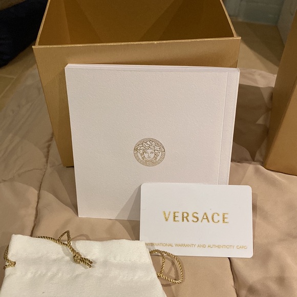 BRAND NEW NEVER WORN WITH TAGS Versace watch - Picture 4 of 4